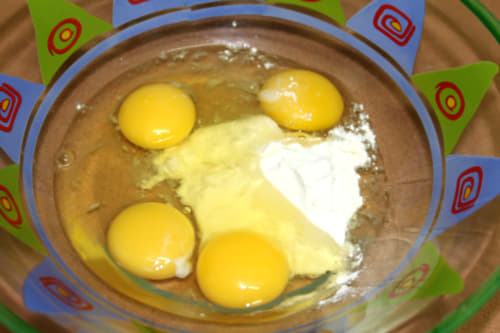 Из яиц, муки, воды, соли и перца сделать жидкий кляр