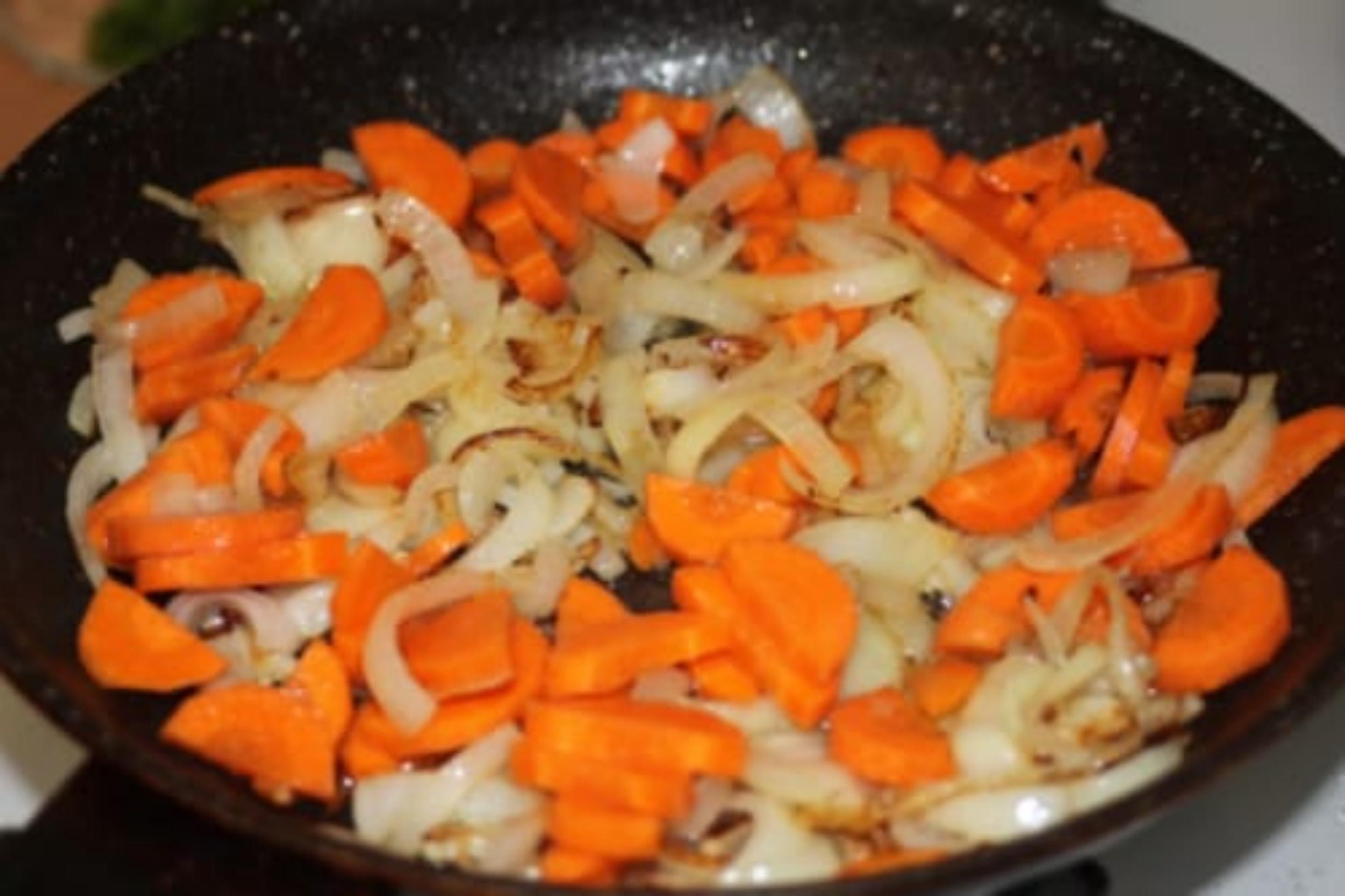 Добавить к луку морковь