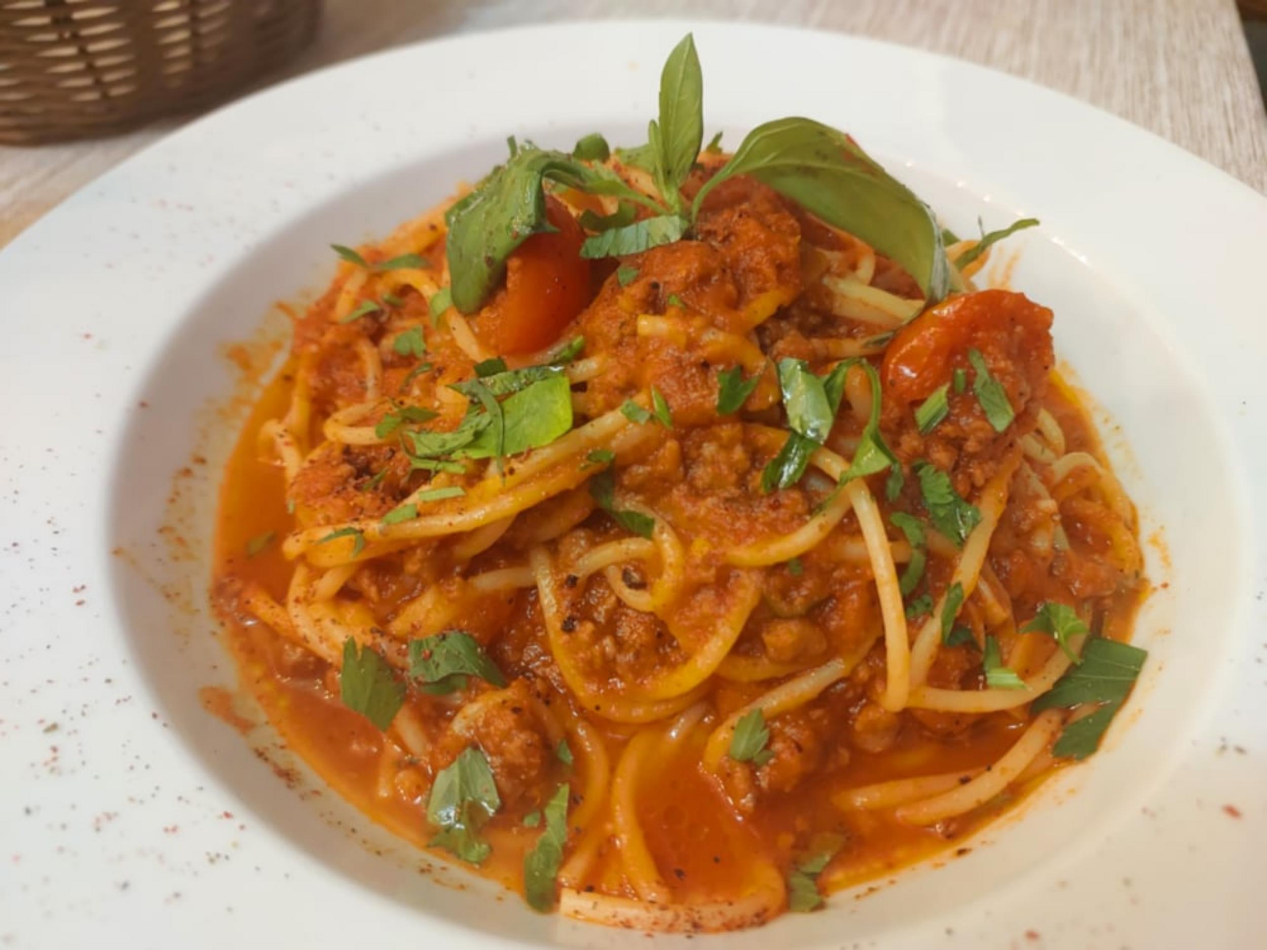 Спагетти с говяжьим фаршем и томатным соусом
