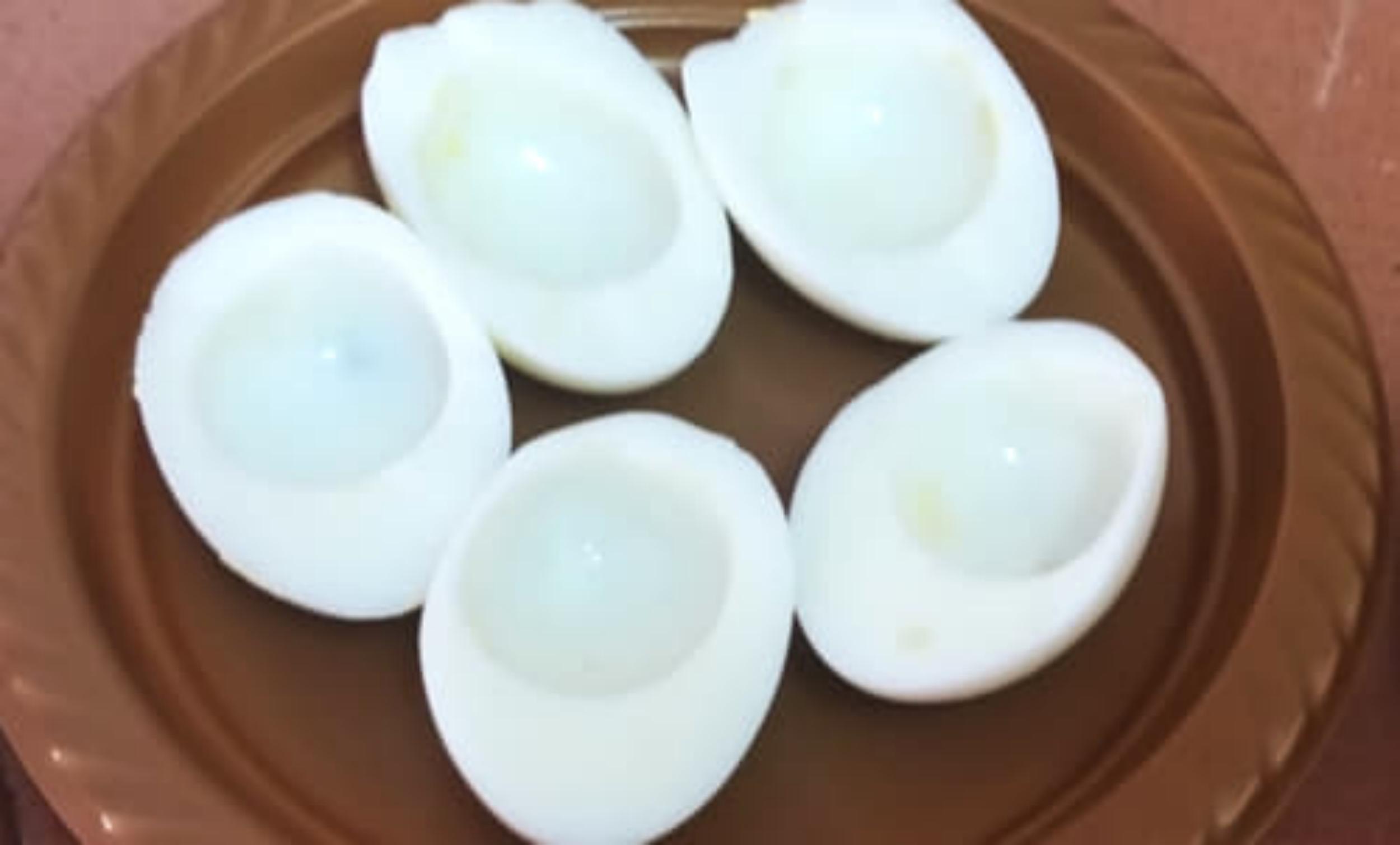 Половинки яиц без желтка