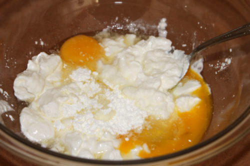 Яйца с мукой и сметаной в тарелке