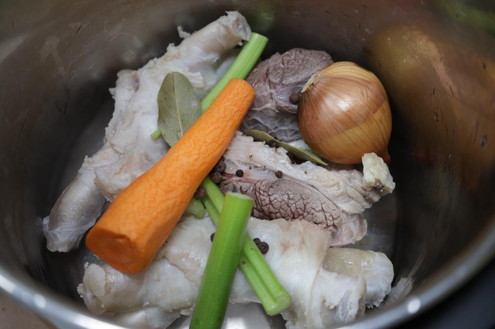 Поместить мясо в кастрюлю и отварить