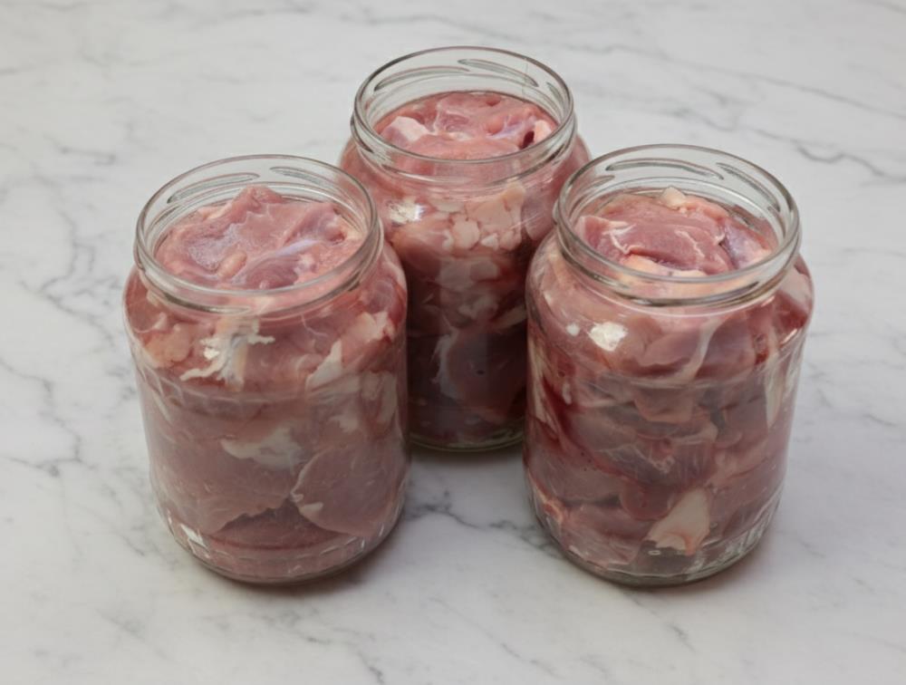 Наполнение банок мясом