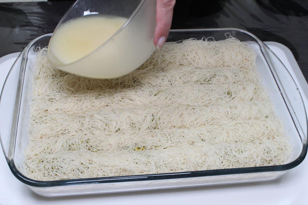 После смазывания формы для выпекания, аккуратно уложите рулеты