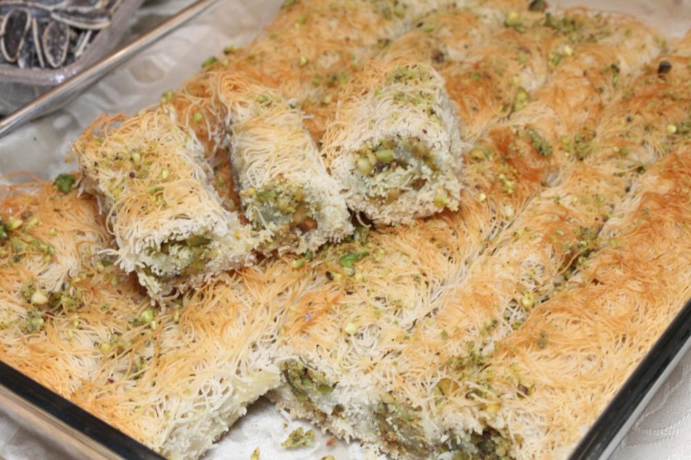 Украшаем фисташками и аккуратно нарезаем на порции