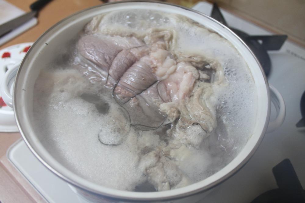В кастрюлю отправить мясо и залить водой