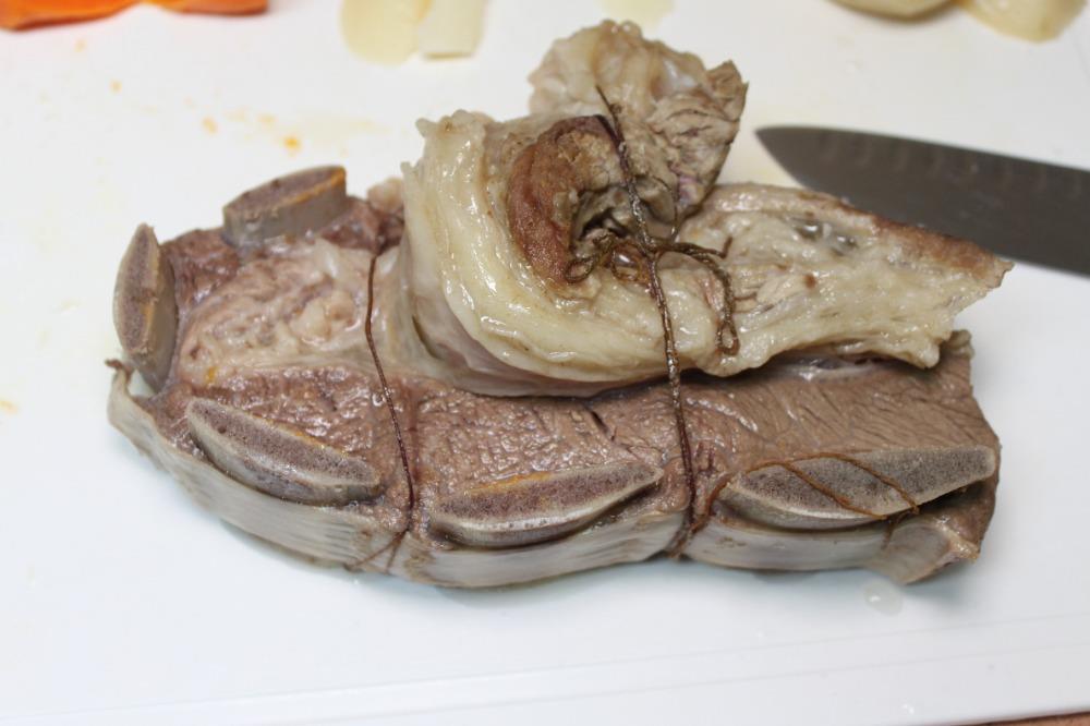 Выложите мясо на разделочную доску