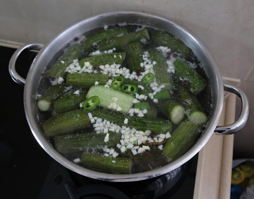 Добавление чеснока и перца с перемешиванием