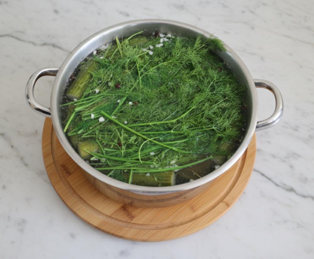 Оставить огурцы в горячем рассоле до полного остывания.