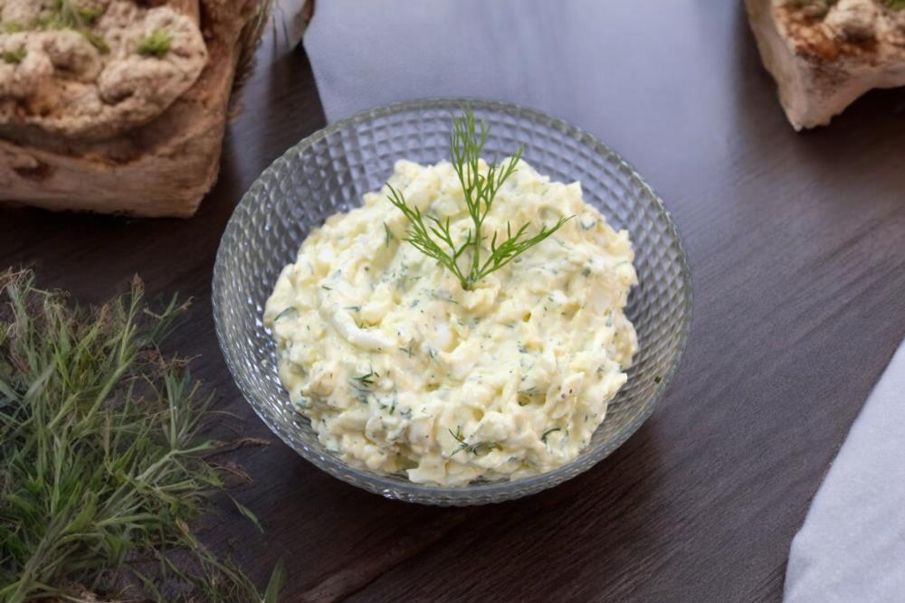 Домашний яичный салат с майонезом и укропом