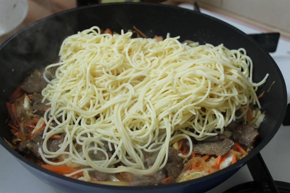 Добавить отваренные макароны