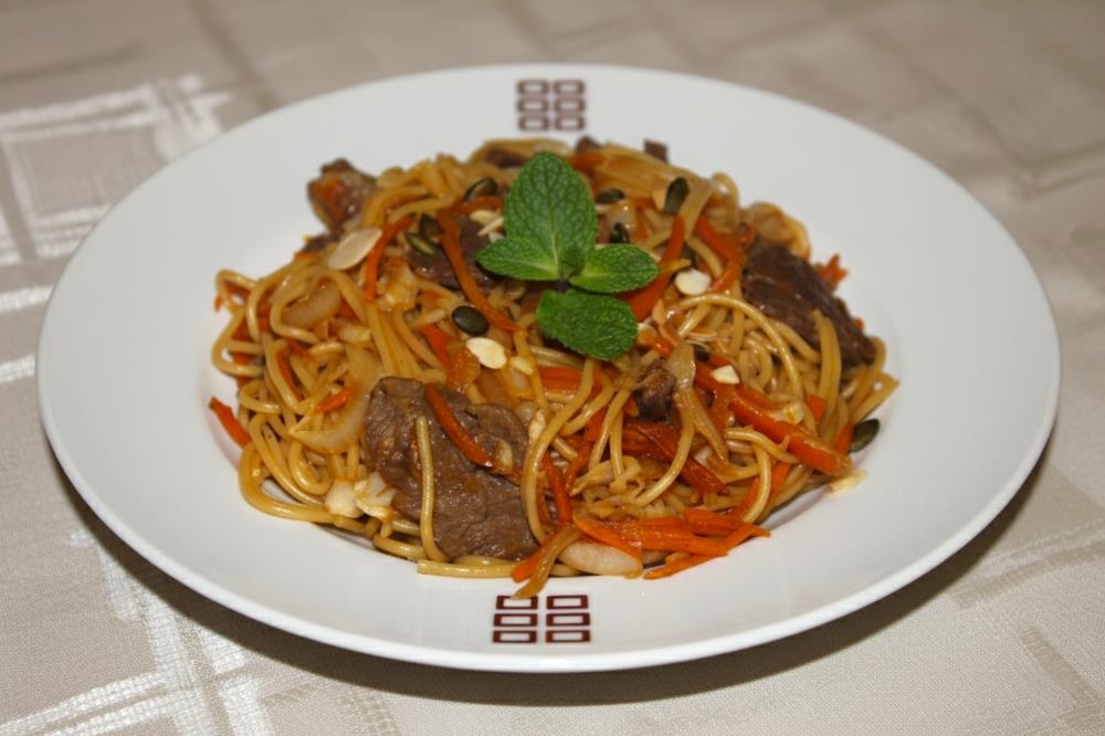 Говядина стир‑фрай с лапшой и овощами