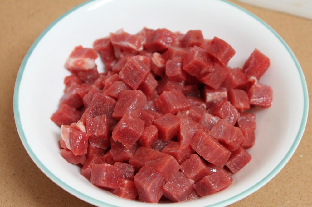 Мясо нарезать на маленькие кубики.