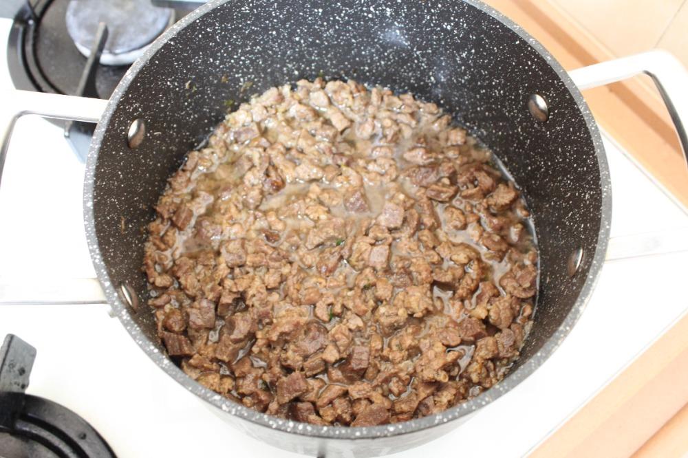 Незабываем перемешивать мясо каждые 10-15 минут