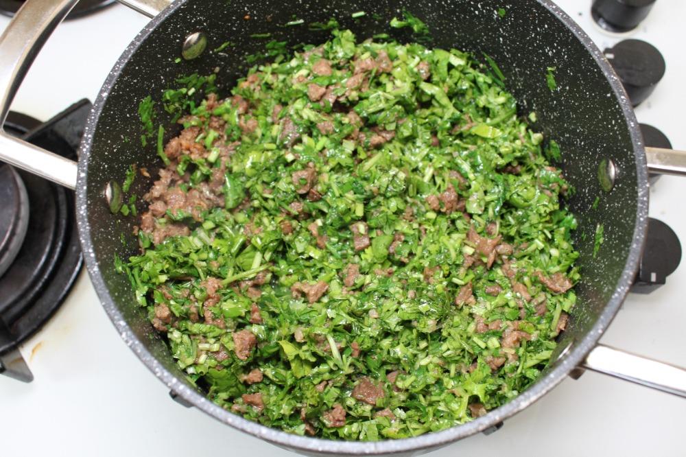 Добавить зелень к мясу, хорошо перемешать
