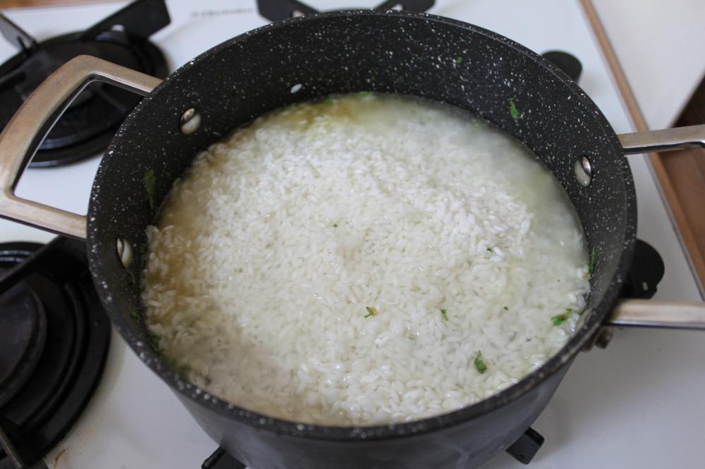 Рис промыть и отправить к мясу