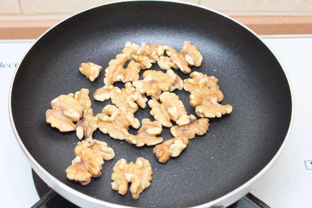 Обжариваем орехи