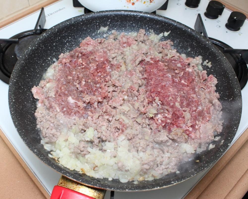 Обжариваем лук и фарш
