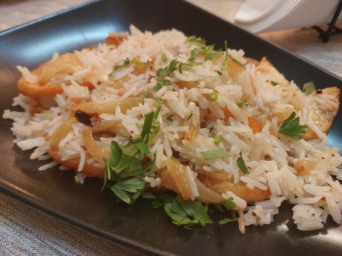 Жареная картошка с луком и ароматным рисом