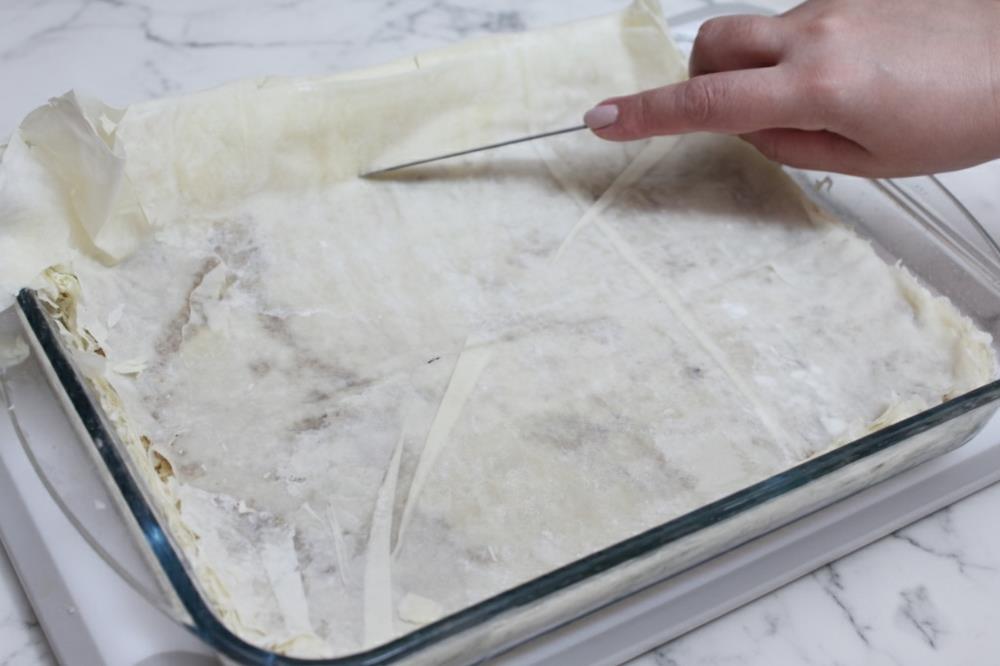 Обрезать излишки теста