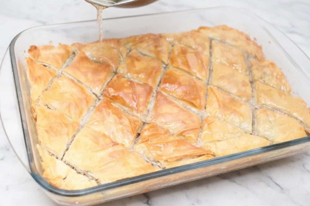 Горячую пахлаву залейте сиропом