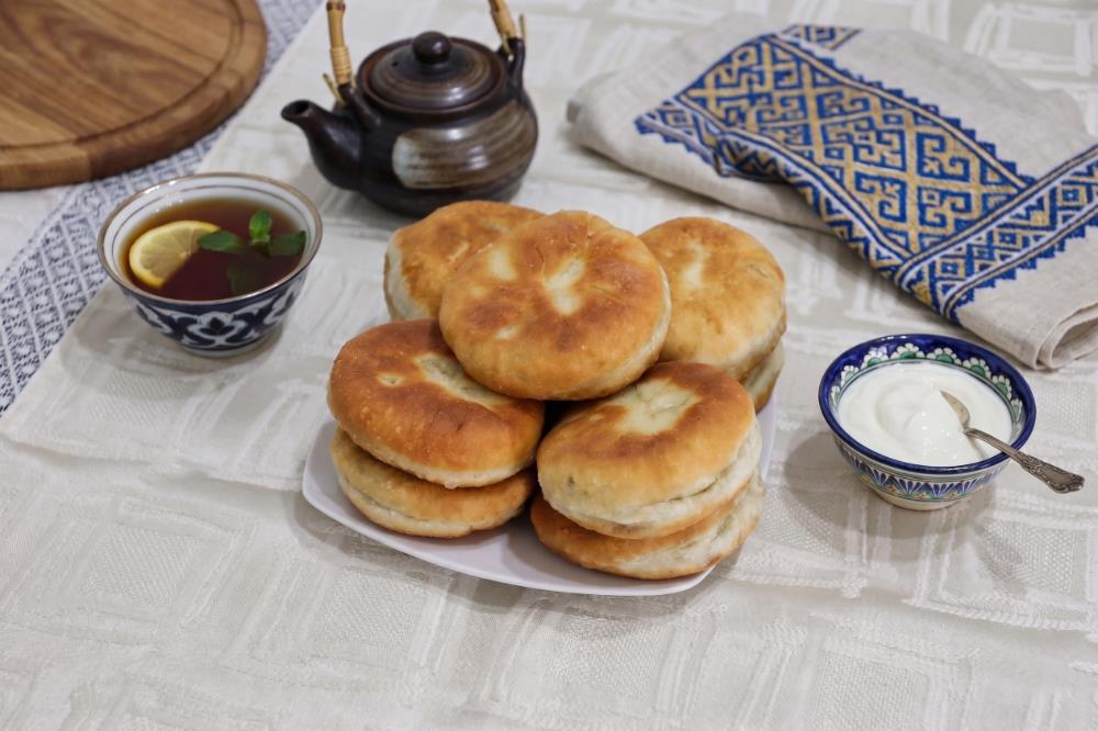 Закрытые беляши с обжаренным фаршем и кедровыми орехами
