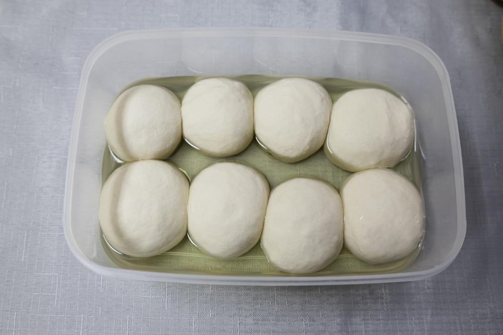 Сформировать шарики и положить в масло