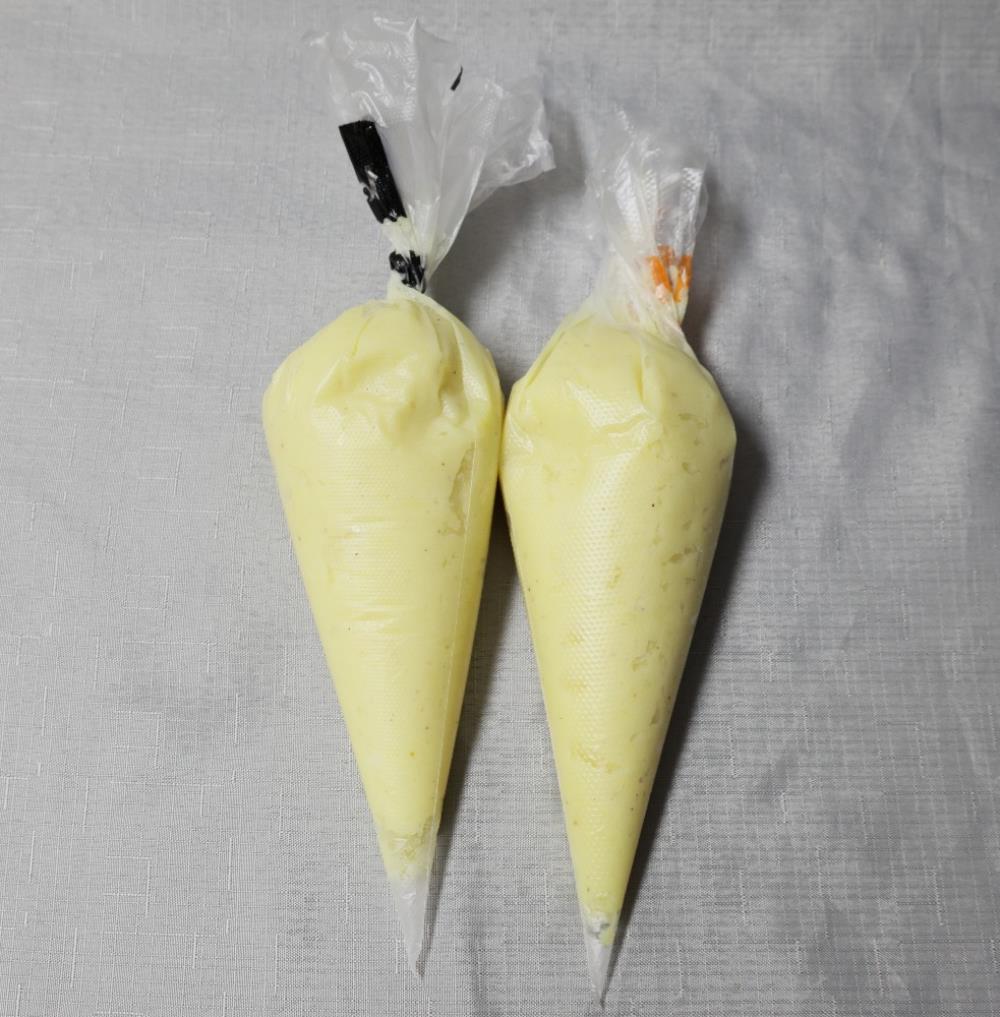 Картофельную начинку переложить в кондитерский мешок