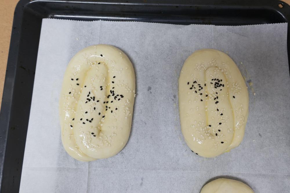 Смазываем и посыпаем