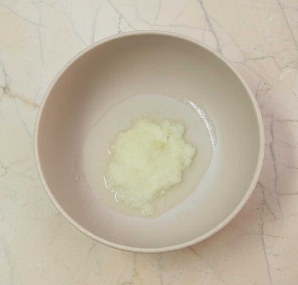 Натираем репчатый лук