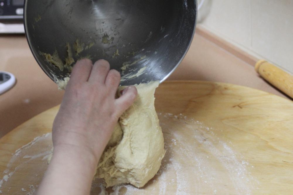 Замесить тесто и выложить на стол
