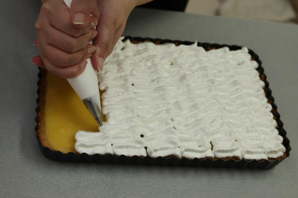 Нанесение меренги и оформление