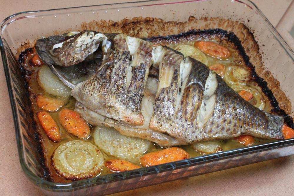 Запеченный Амнон целиком с морковью и луком в духовке