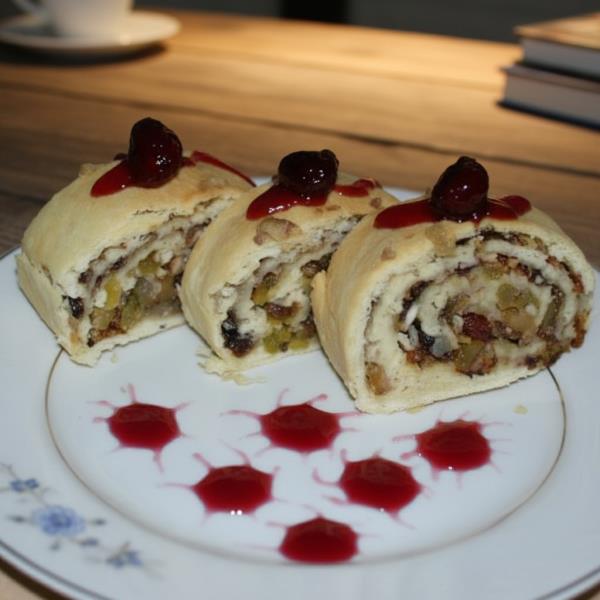Сладкий рулет с орехами и сухофруктами