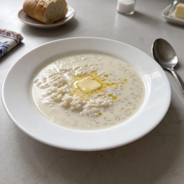 Молочный рисовый суп с маслом
