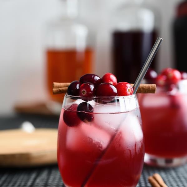 Клюквенный коктейль с вишнёвым сиропом и корицей