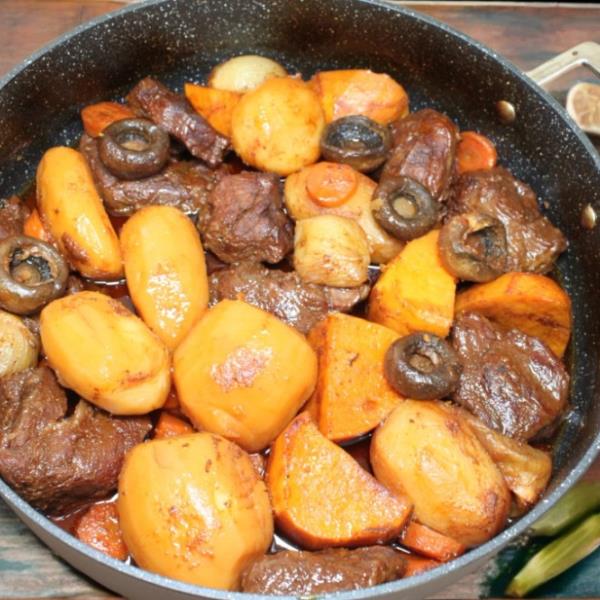 Говяжья голяшка с овощами в духовке