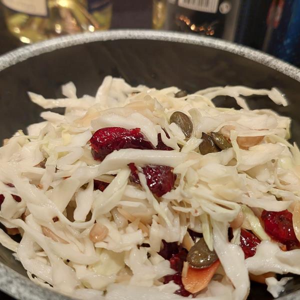 Салат из капусты с орехами и клюквы