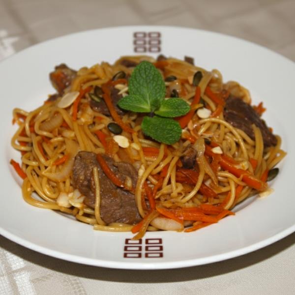 Говядина стир‑фрай с лапшой и овощами