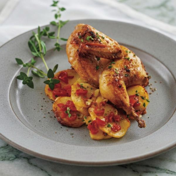 Запечённые цыплята с картофельным гарниром и томатной сальсой