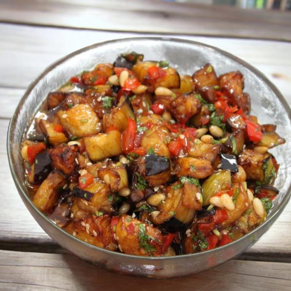 Салат из баклажанов с болгарским перцем и кедровыми орешками