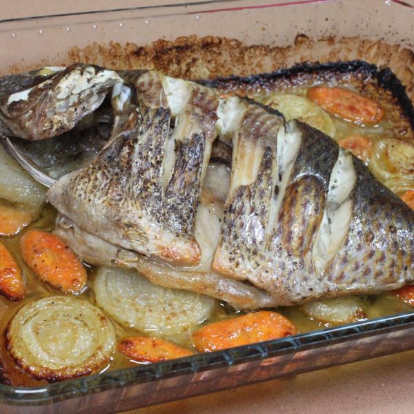 Запеченный Амнон целиком с морковью и луком в духовке