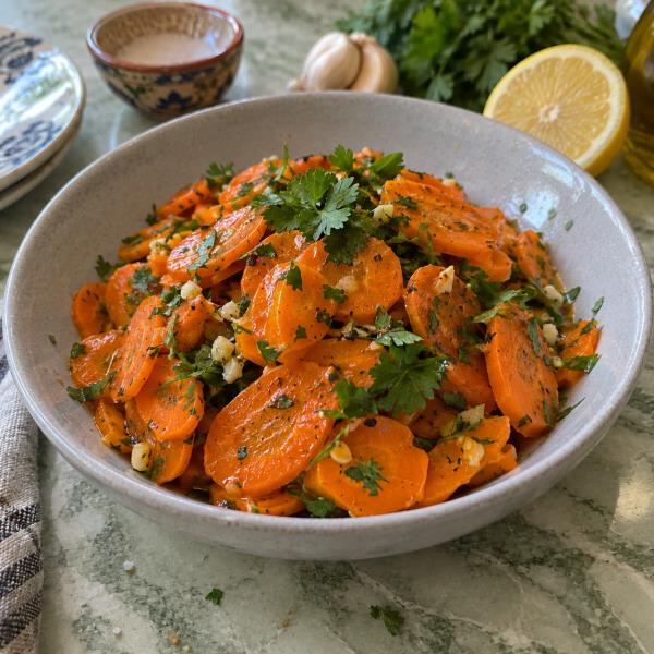Марокканский салат из моркови с зирой и зеленью