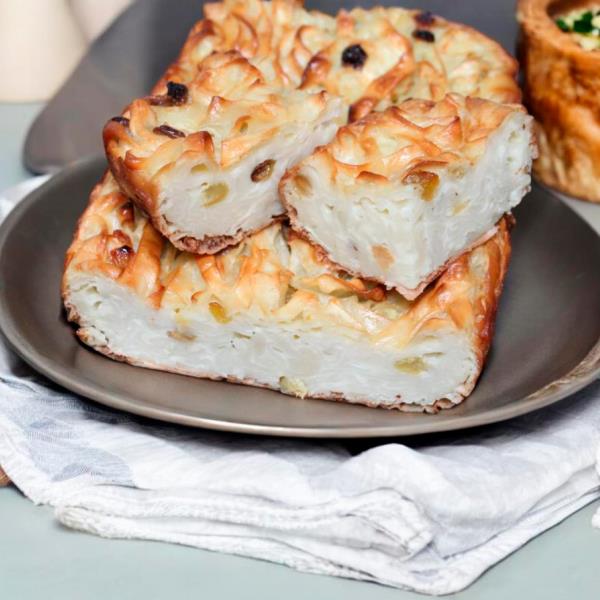 Бабка с домашней лапшой и изюмом
