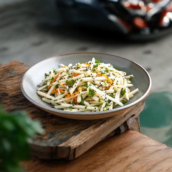 Азиатский салат из кольраби и моркови