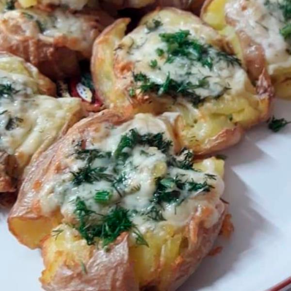 Картофель, запеченный в мундире с сыром и чесноком